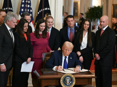 考公民后再为父母申请绿卡受阻，川普2.0时代美国亲属移民申请难度激增